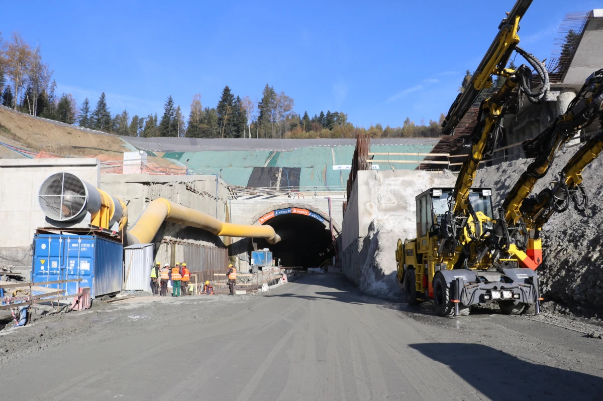 Drogowcy przebili pierwszą nitkę tunelu pod Luboniem Małym na zakopiance. Ma to być najdłuższy tunel drogowy w Polsce. Każda z dwóch nitek ma mieć ponad dwa kilometry. Około południa w środę, spotkały się ekipy drążące tunel jednocześnie od strony północnej i południowej. Wszystko trwało dwa lata, siedem miesięcy i 17 dni. Tunel jest gotowy, ale kierowcy będą mogli z niego skorzystać dopiero w pierwszej połowie 2021 roku. Nie można jednak wykluczyć, że stanie się to wcześniej. 