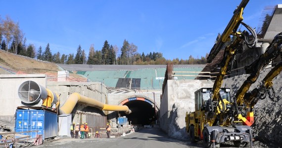 Drogowcy przebili pierwszą nitkę tunelu pod Luboniem Małym na zakopiance. Ma to być najdłuższy tunel drogowy w Polsce. Każda z dwóch nitek ma mieć ponad dwa kilometry. Około południa w środę, spotkały się ekipy drążące tunel jednocześnie od strony północnej i południowej. Wszystko trwało dwa lata, siedem miesięcy i 17 dni. Tunel jest gotowy, ale kierowcy będą mogli z niego skorzystać dopiero w pierwszej połowie 2021 roku. Nie można jednak wykluczyć, że stanie się to wcześniej. 