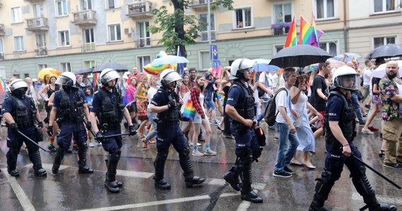 Osoby, które podczas czerwcowego Marszu Równości w Częstochowie niosły wizerunek Matki Bożej Częstochowskiej z tęczową aureolą nie dopuściły się przestępstwa obrazy uczuć religijnych - uznała częstochowska prokuratura, umarzając postępowanie w tej sprawie.