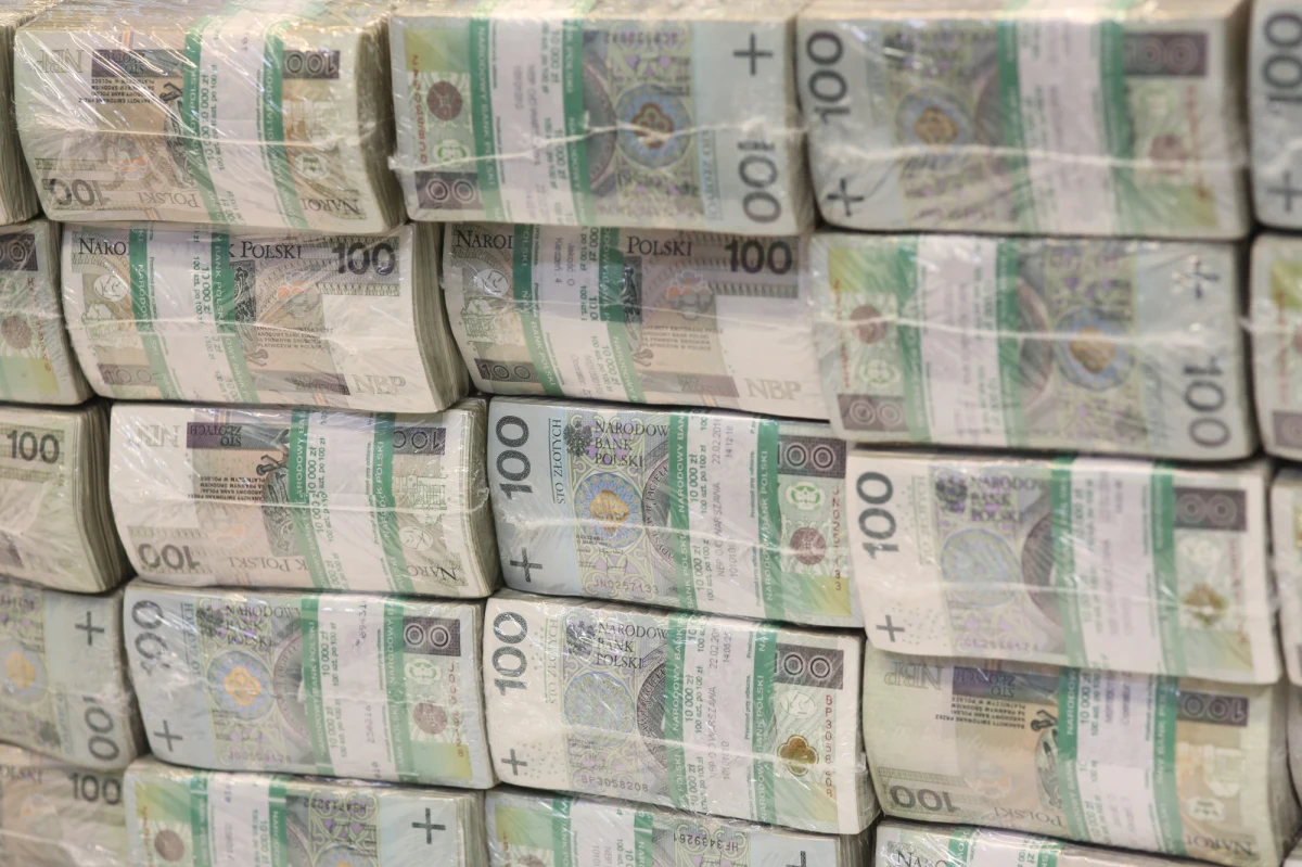 Do kosza trafi pomysł wprowadzenia wyższych składek ZUS dla najlepiej zarabiających. "Uzgodniliśmy, że nie będziemy znosić limitu 30-krotności" - stwierdziła minister przedsiębiorczości Jadwiga Emilewicz. Limit polega na tym, że za zarobki powyżej 30-krotności średniej krajowej, czyli średnio powyżej 150 tysięcy złotych rocznie, nie odprowadza się składek ZUS.