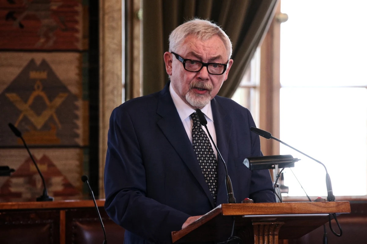 Prezydent Krakowa Jacek Majchrowski zablokował wszystkie wydatki, które nie są związane z podstawowym funkcjonowaniem miasta. W miejskim budżecie już teraz brakuje ponad 100 milionów złotych.
