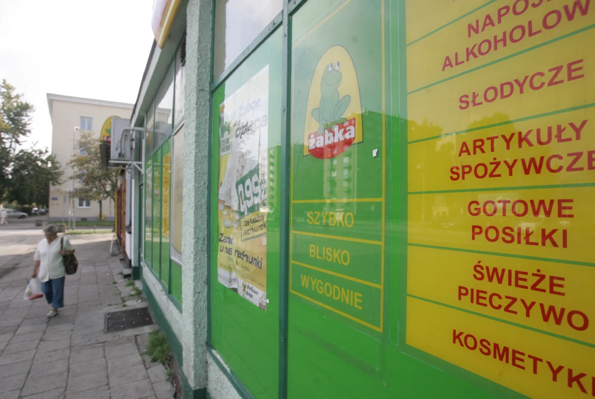 Związek Zawodowy Solidarność po wyborach zgłasza wniosek, by zakazać małym sklepom - głównie sieci Żabka - działania w niedziele. Nie ma jednak zgody rządu na dalsze zaostrzanie niedzielnego zakazu handlu. 