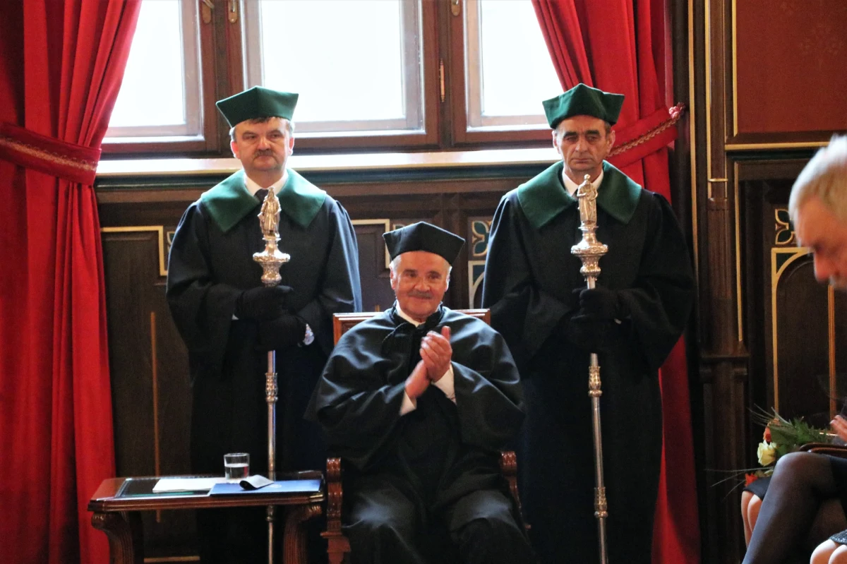 Najważniejsze odznaczenie Uniwersytetu Jagiellońskiego - tytuł Profesora Honorowego - otrzymał wybitny kardiolog profesor Jacek Dubiel. Profesor Jacek Dubiel ma szczególne zasługi we wprowadzaniu nowoczesnej kardiologii interwencyjnej w Polsce. Dzięki niemu w Małopolsce od lat działa program leczenia zawału serca, który stał się wzorcem do organizacji opieki przed- i wewnątrzszpitalnej nad pacjentem z zawałem serca nie tylko w Polsce, ale również w Europie i Stanach Zjednoczonych. 