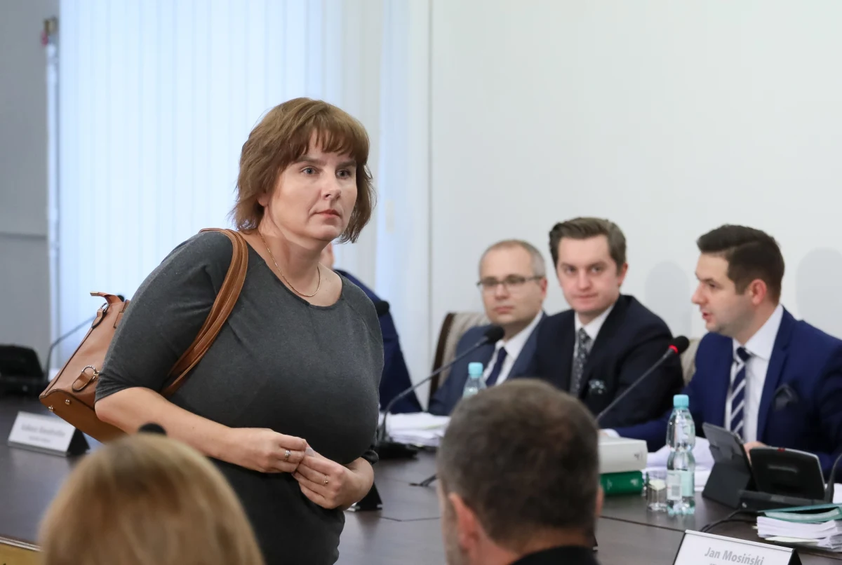 "Jestem przerażona tym, co się dzieje. Politycy powinni pamiętać, że za każdą decyzją reprywatyzacyjną stoi konkretny człowiek i jego dramat... Nie podoba mi się, że komisja weryfikacyjna jest "uwalana", bo jest "pisowska", a "Jaki nie ma prawniczego wykształcenia". No dobrze, tylko jakoś nikt poza tą komisją nie miał ochoty się tą aferą zająć” - mówi Onetowi Magda Brzeska, córka zamordowanej w 2011 r. ikony ruchu lokatorskiego Jolanty Brzeskiej. Wczoraj Wojewódzki Sąd Administracyjny uchylił decyzję komisji weryfikacyjnej ws. kamienicy, w której mieszkała Jolanta Brzeska. 