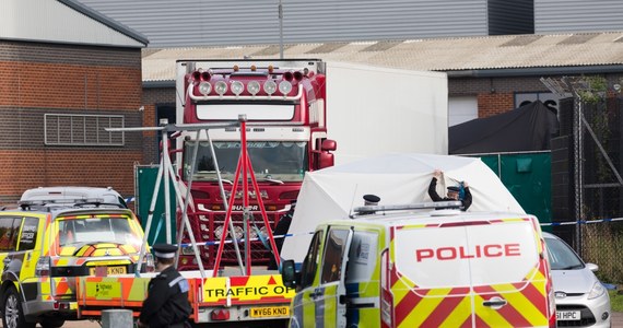 Brytyjska policja sądzi, że ciężarówka, w której w nocy znaleziono zwłoki 39 osób, przypłynęła na terytorium Wielkiej Brytanii promem z portu Zeebrugge w Belgii do Purfleet w południowo-wschodniej Anglii.