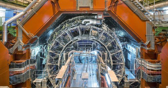 Wielki Zderzacz Hadronów (LHC) w listopadzie będzie obchodził 10-lecie pracy. Po początkowej awarii, od dekady pracuje już fenomenalnie, przynosząc gigantyczną ilość danych - mówi RMF FM dr hab. Paweł Brueckman de Renstrom z Instytutu Fizyki Jądrowej PAN i CERN. Uczestnik eksperymentu ATLAS mówi Grzegorzowi Jasińskiemu o trwającej w Europejskiej Organizacji Badań Jądrowych CERN dyskusji na temat projektu urządzenia, które w połowie wieku mogłoby LHC zastąpić. Są dwie propozycje…