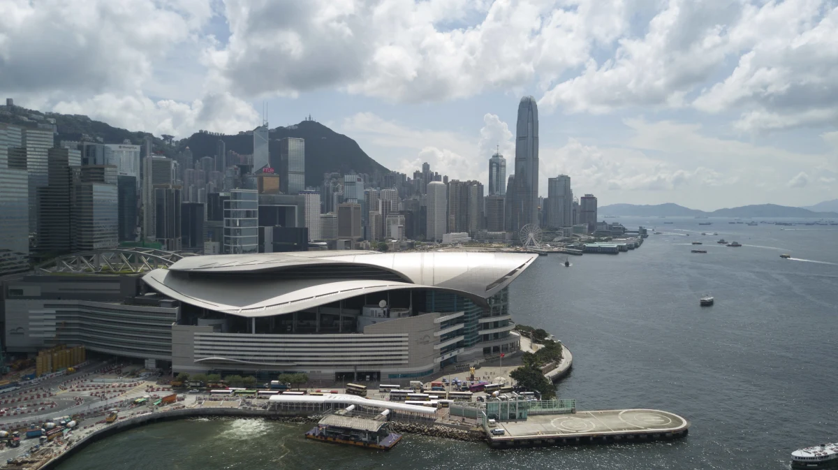 W Hongkongu zmarł 25-letni Polak, prawdopodobnie po upadku z wysokości. Leżącego na ulicy nagiego mężczyznę znaleziono w centrum miasta. Przyczyna śmierci zostanie ustalona po sekcji zwłok - podały miejscowe portale internetowe.