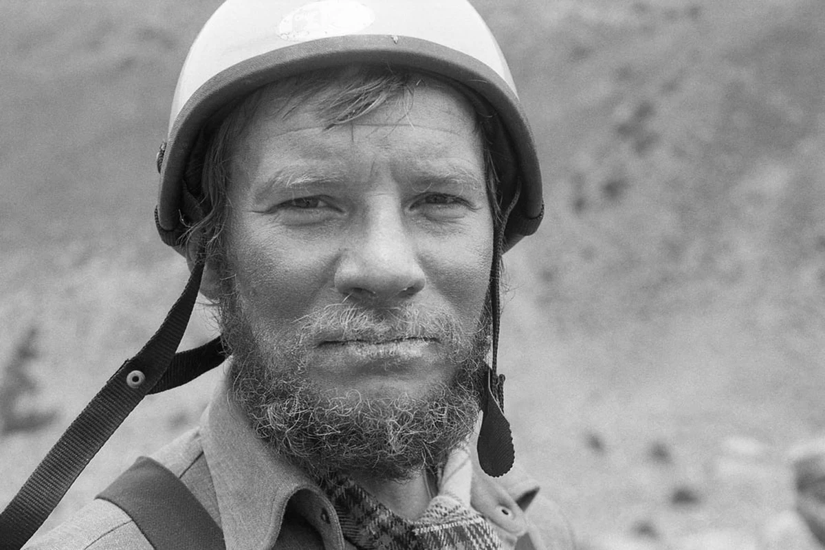 24 października 1989 roku zginął Jerzy Kukuczka - jeden z najwybitniejszych w historii himalaistów i drugi zdobywca Korony Himalajów i Karakorum, który skompletował 14 szczytów w niespełna osiem lat. Do tragicznego wypadku doszło podczas wspinaczki niepokonaną wówczas południową ścianą Lhotse (8516 m). O drodze Kukuczki na szczyty opowiada film „Jurek”. „Tego typu ludzi już nie ma” - tak pięć lat po premierze, w 30. rocznicę śmierci, mówi w RMF FM reżyser Paweł Wysoczański. Jego dokument zdobył na całym świecie 27 nagród. „To był wybitny himalaista, wspaniały człowiek, świetny kumpel, wyjątkowy mąż i ojciec... Na jego wyjątkowości bazuje mój film. Ja się cieszę, że on pomaga tej pamięci” - zaznacza Wysoczański, który teraz promuje swoje najnowsze dzieło. Więcej o filmie „Jutro czeka nas długi dzień” i jego głównej bohaterce – Helenie Pyz pracującej od 30 lat w polskim ośrodku dla trędowatych w Indiach – opowiedział w rozmowie z dziennikarzem RMF FM Michałem Rodakiem. 