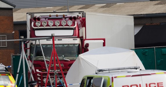 39 osób, które w środę znaleziono martwe w naczepie ciężarówki w Essex, zamarzło na śmierć – podaje brytyjski "The Telegraph". Policja prowadzi dochodzenie w sprawie irlandzkiego gangu przemycającego ludzi. Jednocześnie prasa podaje, że aresztowany pod zarzutem zabójstwa kierowca ciężarówki 25-letni Mo Robinson najprawdopodobniej nie wiedział o makabrycznym załadunku. Brytyjskie media podają, że ofiary to obywatele Chin. 