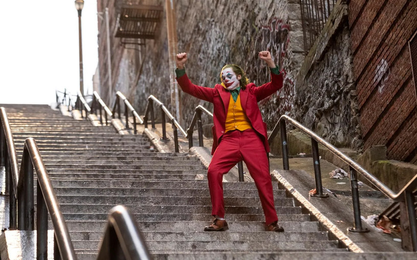 Joker tańczący na schodach - ta scena z filmu Todda Phillipsa zapisała się widzom tak bardzo w pamięci, że fani ustawiają się w kolejce, aby zrobić sobie zdjęcie w tym właśnie miejscu. Ten niepozorny i zwyczajny zakątek Bronksu, stał się turystyczną atrakcją.