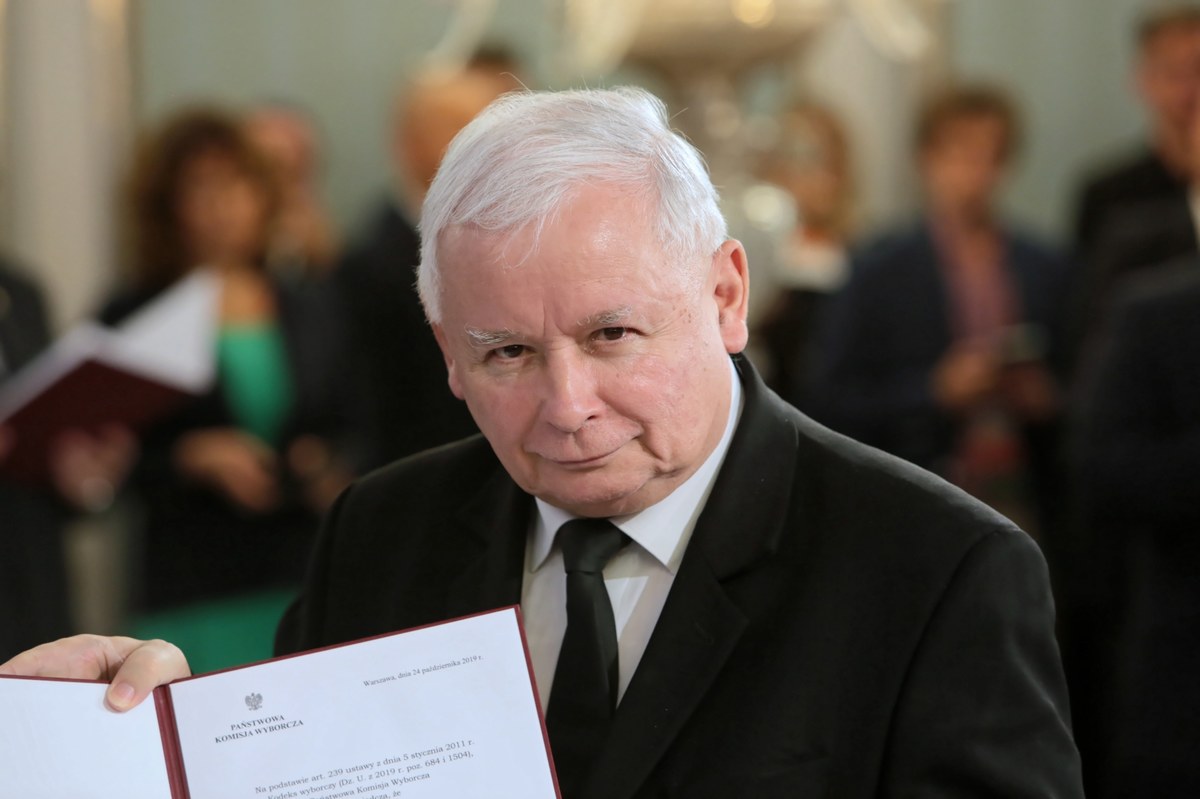 Reelekcja prezydenta Andrzeja Dudy, który jest naturalnym kandydatem dla pragnących lepszego życia, będzie gwarancją budowania zamożnej, sprawiedliwej, solidarnej oraz silnej Rzeczypospolitej - napisał w liście do parlamentarzystów PiS prezes partii Jarosław Kaczyński.