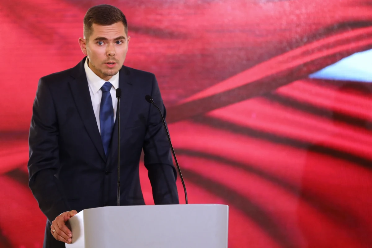 Konkurs można uznać za zakończony. Po utrąceniu jednej z książek w trakcie głosowania internautów żaden szanujący się historyk, o ile rzeczywiście jest niezależny, nagrody raczej nie przyjmie. Szkoda, że nadgorliwość niektórych decydentów zniszczyła tak piękną inicjatywę, jaką był, przynajmniej do tej pory, ten konkurs.