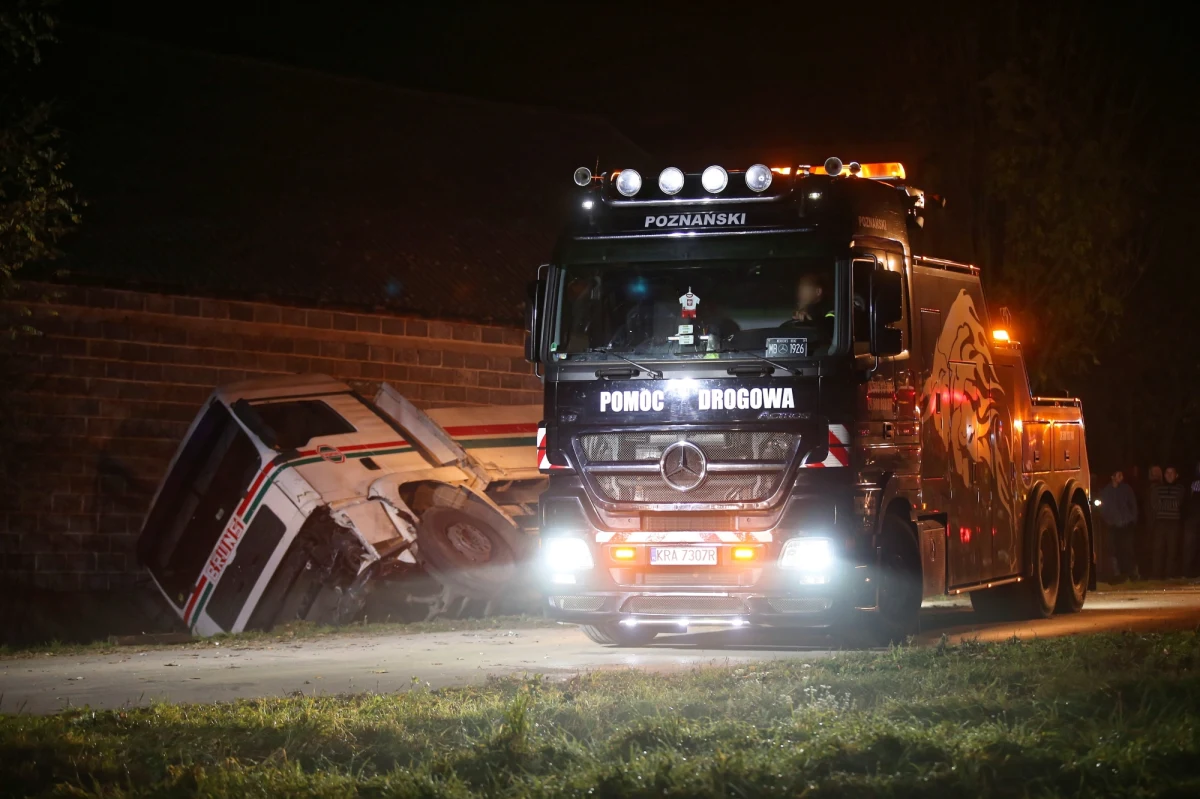 Cztery osoby zginęły, jedna została ranna w wypadku do którego doszło w czwartek wieczorem na powiatowej drodze w miejscowości Niegardów Kolonia w powiecie proszowickim w Małopolsce. Informację dostaliśmy na Gorącą Linię RMF FM. 