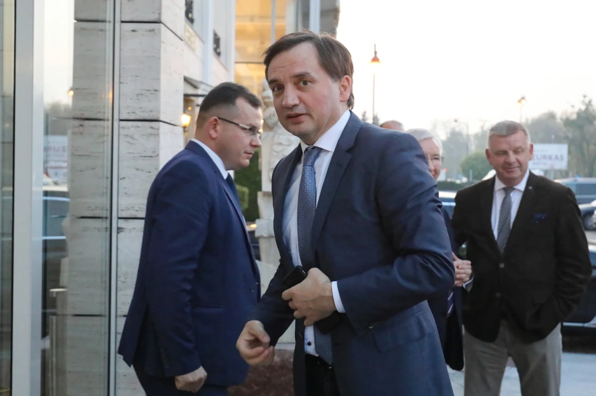 Lider Solidarnej Polski Zbigniew Ziobro dostał do wyboru jeden z trzech resortów, którym pokieruje jego człowiek – pisze piątkowa „Rzeczpospolita".