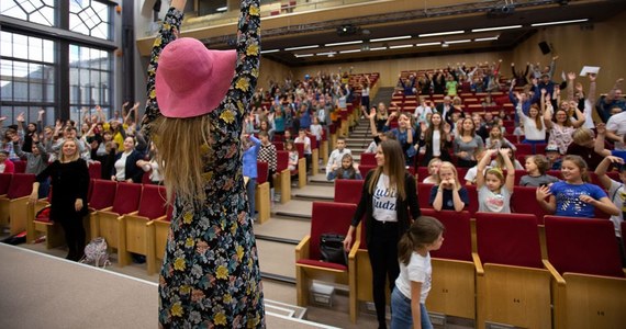 W niedzielę 27 października w Centrum Dydaktyki Akademii Górniczo-Hutniczej w Krakowie odbędzie się Inauguracja XVII edycji Akademii Przyszłości. Mali studenci odbiorą swoje Indeksy, będą mieli okazję wysłuchać prawdziwego wykładu oraz przypatrywać się poważnym eksperymentom w laboratorium... baniek mydlanych. 