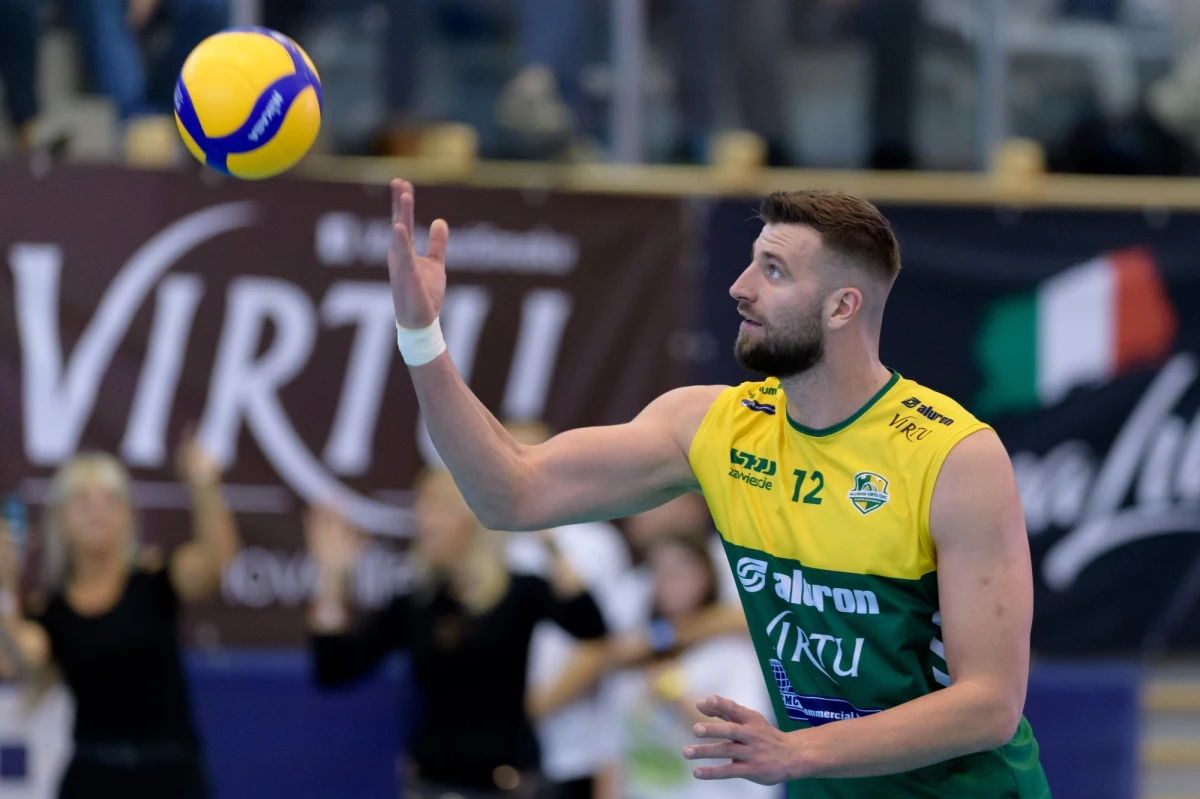 Kto jest w stanie przełamać dominację trzech zespołów w Polskiej Lidze Siatkówki? W ostatnim sezonie triumfowała ZAKSA, która od 2000 roku, występując pod różnymi nazwami, wymienia się tytułami ze Skrą i Resovią. Wyjątkiem był 2004 rok, kiedy triumfowało Jastrzębie. Na medale w tym sezonie ostrzy sobie zęby Aluron Virtu CMC Zawiercie. Drużyna, która zajęła czwarte miejsce w poprzednim sezonie, jest w stanie wygrać z każdym. Dlatego o nadchodzącym sezonie rozmawialiśmy z weteranem Plus Ligi – Grzegorzem Boćkiem.