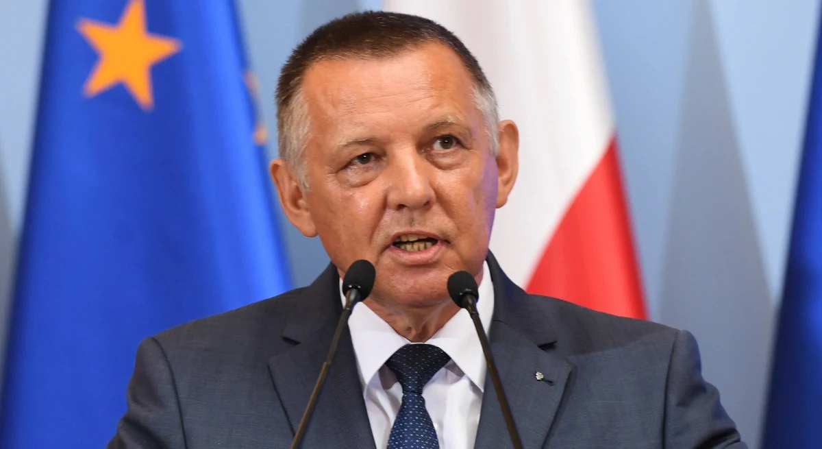 ​"Jednostkowe przypadki zachowań niezgodnych z prawem zdarzają się w każdej organizacji" - tak Ministerstwo Finansów tłumaczy się z afery ujawnionej przez "Rzeczpospolitą". Chodzi o to, że bliski współpracownik szefa Najwyższej Izby Kontroli Mariana Banasia z czasów jego pracy w Ministerstwie Finansów od stycznia siedzi w areszcie pod zarzutem kierowania grupą wyłudzającą VAT. 