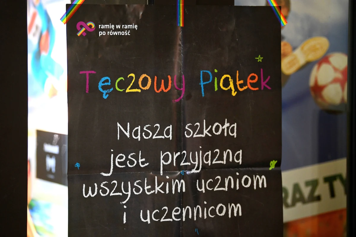"Zabroniłbym 'Tęczowych piątków'. Pod sankcją jeszcze. Czym innym jest tolerancja, a czym innym promocja" – powiedział poseł Solidarnej Polski Tadeusz Cymański. Dziś w wielu szkołach w Polsce Kampania Przeciw Homofobii organizuje akcję, której celem jest wspieranie równości i solidarności z uczniami LGBT.