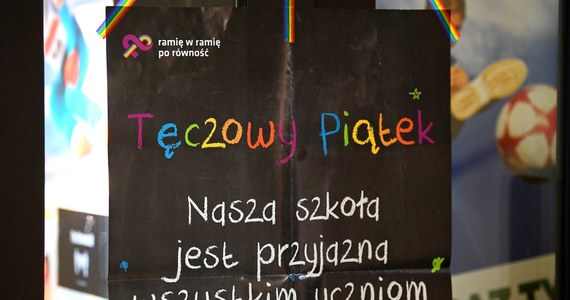 "Zabroniłbym 'Tęczowych piątków'. Pod sankcją jeszcze. Czym innym jest tolerancja, a czym innym promocja" – powiedział poseł Solidarnej Polski Tadeusz Cymański. Dziś w wielu szkołach w Polsce Kampania Przeciw Homofobii organizuje akcję, której celem jest wspieranie równości i solidarności z uczniami LGBT.