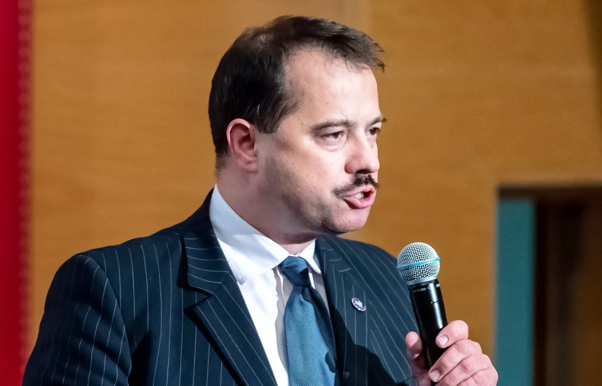 Znany polityk prawicy Artur Zawisza potrącił w Warszawie rowerzystkę. Kobieta trafiła do szpitala. Jak informuje PAP, Zawisza nie ma uprawnień do prowadzenia pojazdów.