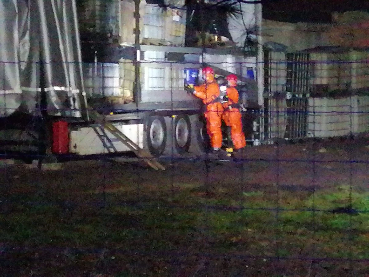 Nielegalne składowisko odpadów chemicznych odkryli mieszkańcy wsi Szołajdy w powiecie kolskim w Wielkopolsce. W opuszczonym gospodarstwie rolnym zauważyli porzuconą naczepę ciężarówki, a na niej beczki z chemikaliami. 