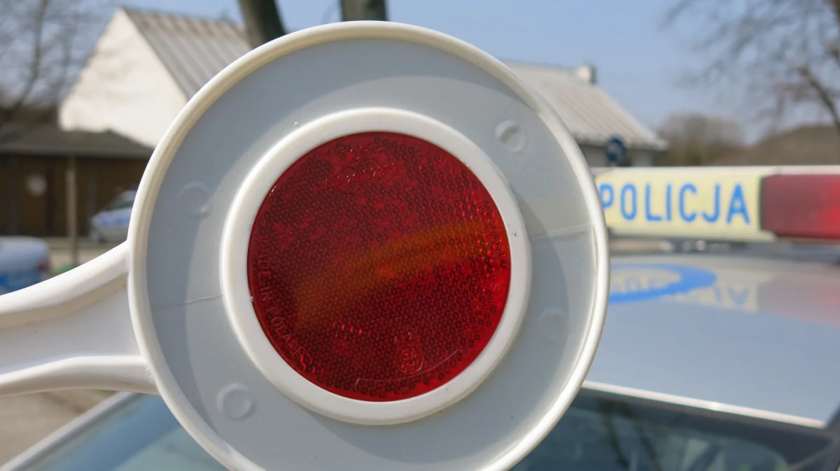 Policjanci z Bartoszyc w woj. warmińsko-mazurskim zatrzymali mężczyznę, który uciekł z miejsca kolizji. Badanie alkomatem wykazało, że miał 4 promile alkoholu w wydychanym powietrzu.