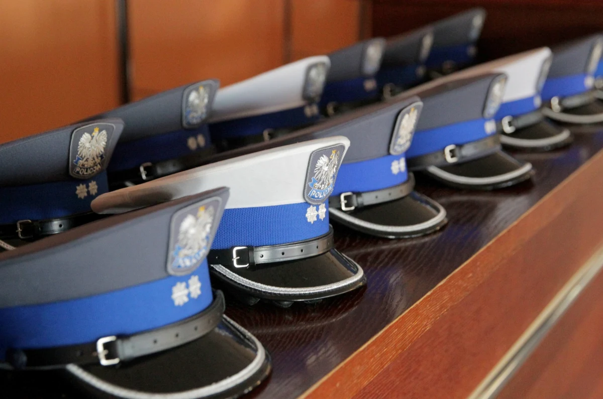 Po informacjach RMF FM, Komendant Główny Policji wycofuje pismo biura kadr KGP ws. nadgodzin policjantów. Z dokumentu, do którego dotarli nasi reporterzy, wynikało, iż na ten rok nie ma pieniędzy na wypłatę nadgodzin. Co więcej, z dokumentu można wywnioskować, że zakazuje się policjantom pracy w nadgodzinach. Jeżeli ktoś się nie zastosuje, grożą mu konsekwencje służbowe. Pismem biura kadr KGP oburzone jest także Ministerstwo Spraw Wewnętrznych i Administracji. 