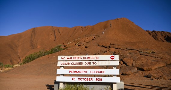 Święta góra Aborygenów Uluru, znana dawniej jako Ayers Rock, będzie od jutra zamknięta dla turystów. Od lat zabiegali o to sami Aborygeni. Dziś na szczyt weszli ostatni zwiedzający. Tworzyły się kolejki.