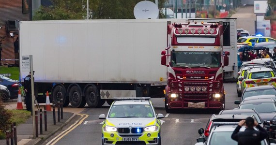 Mężczyzna i kobieta z Irlandii Północnej zostali aresztowani w związku ze śmiercią 39 osób. których ciała znaleziono w ciężarówce w Anglii - poinformowała brytyjska policja. Oboje podejrzani są o przemyt ludzi i zabójstwo.