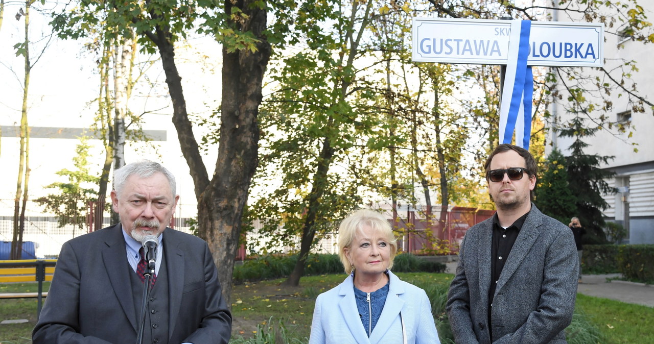  Jeden z najwybitniejszych aktorów filmowych i teatralnych oraz reżyser Gustaw Holoubek ma swój skwer na Zwierzyńcu w Krakowie. Uroczyste otwarcie zieleńca, ulokowanego przy zbiegu ulic Fałata i Kraszewskiego, odbyło się w piątek.