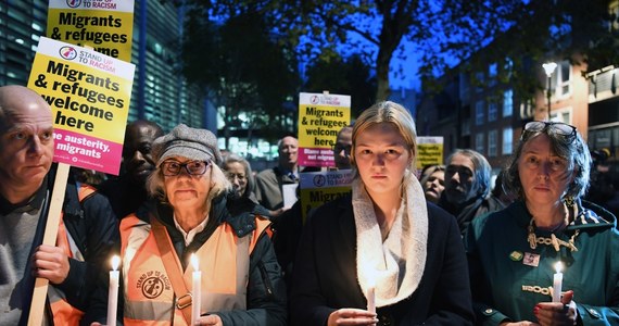 Brytyjska policja poinformowała, że w związku ze śmiercią 39 ludzi, których ciała znaleziono w ciężarówce w Anglii, aresztowana została czwarta osoba. Wcześniej aresztowano mężczyznę i kobietę z Irlandii Północnej, którzy są podejrzani są o przemyt ludzi i zabójstwo.
