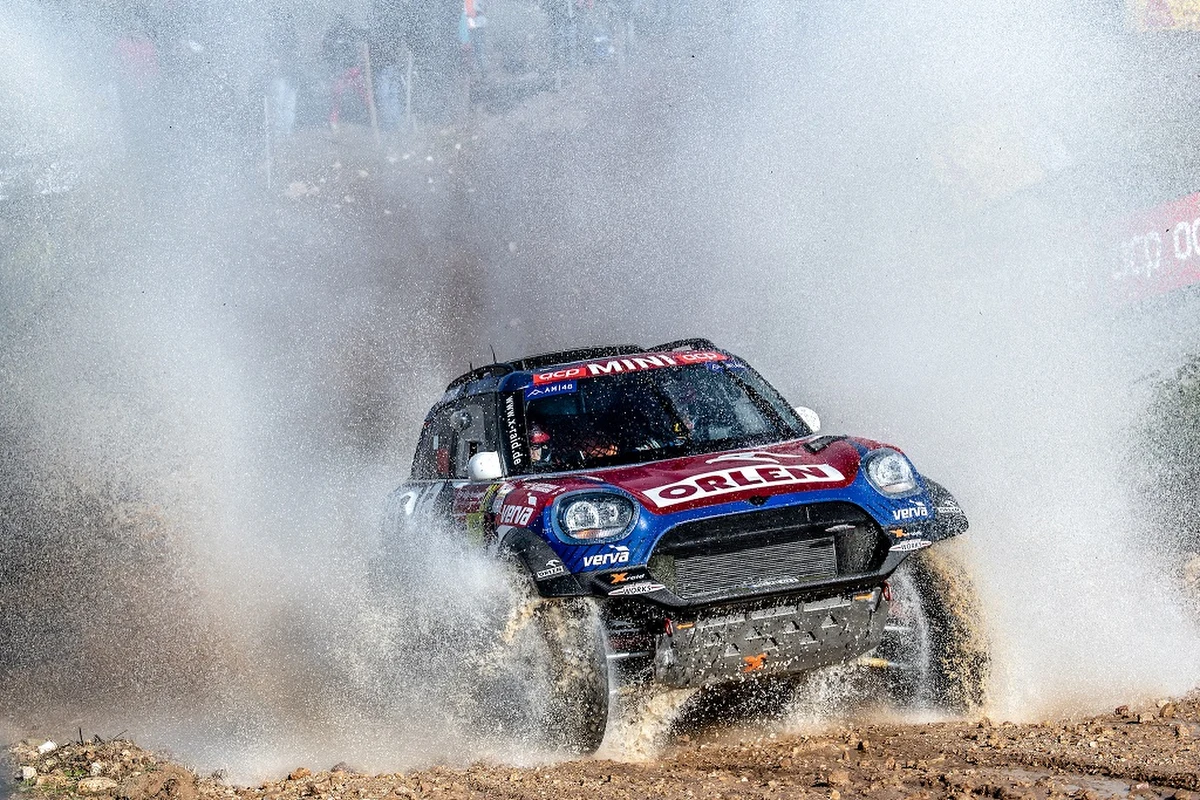 Kuba Przygoński i Timo Gottschalk zajmują 4. pozycję po pierwszym dniu rywalizacji w ostatniej rundzie Pucharu Świata w rajdach Baja. W bezpośrednim starciu o tytuł mistrzowski załoga ORLEN Team znajduje się pomiędzy Orlando Tarranovą i Władimirem Wasilliewem. 
