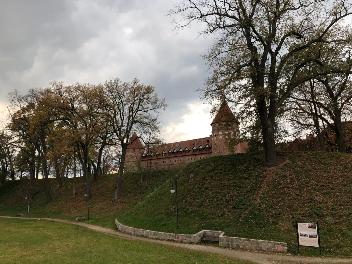 Bytów był dziś Twoim Miastem w Faktach RMF FM. To pomorskie miasteczko kusi nie tylko ciekawą historią i zabytkami, ale także przepiękną okolicą - licznymi jeziorami i bogatymi lasami. To także jedno z ważniejszych kaszubskich miast, w którym szczególną rolę odgrywa kaszubska muzyka. 