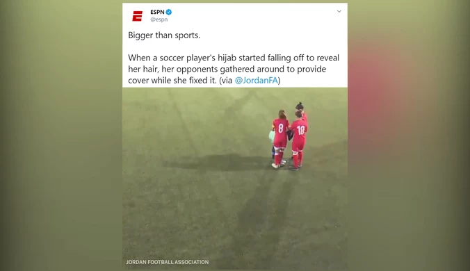Fair play w kobiecej piłce. Piłkarki pomogły rywalce założyć hidżab. Wideo