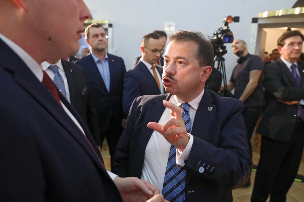 Artur Zawisza został przyłapany za kierownicą bez prawa jazdy. Został zatrzymany do kontroli w piątek przed 22:00 na ul. Chełmskiej w Warszawie - informuje dziennikarz RMF FM Tomasz Skory. Policjanci uniemożliwili politykowi dalszą jazdę: zabrali mu kluczyki, a mercedesa odholowali na parking. Wcześniej tego samo dnia polityk potrącił rowerzystkę. Zawisza nie ma uprawnień do prowadzenia pojazdów. Stracił je za jazdę pod wpływem alkoholu w 2016 roku. 