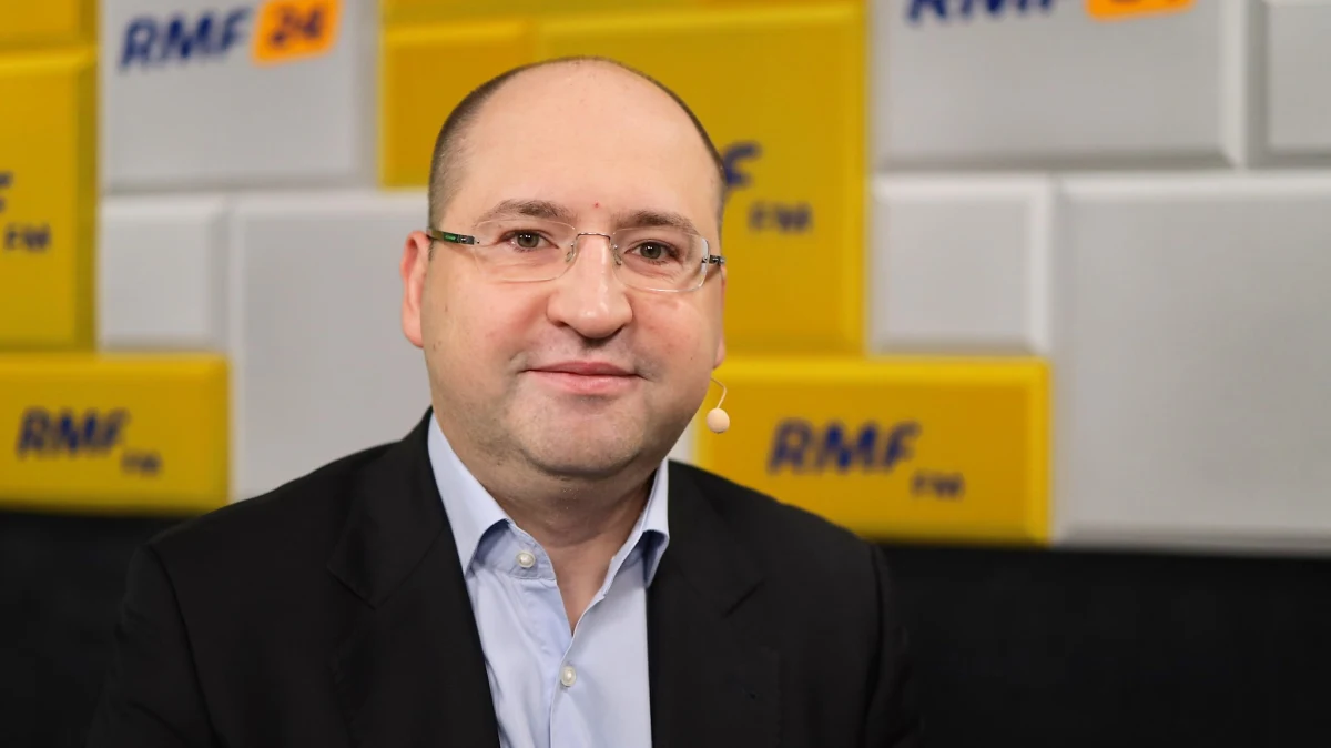 Skład nowego rządu Prawa i Sprawiedliwości mamy poznać najpóźniej za 4 tygodnie. „Musimy poczekać 2, 3 tygodnie, może 4 tygodnie na zakończenie dyskusji” – mówił Adam Bielan, Gość Krzysztofa Ziemca w RMF FM. „Jesteśmy na etapie formowania rządu” – dodał. Bielan przypomniał, że kandydatem na premiera jest Mateusz Morawiecki. „Teraz czekamy na propozycję podziału resortów. Być może będą zmiany organizacyjne wewnątrz rządu, poszczególnych nazwisk” – przyznał. 