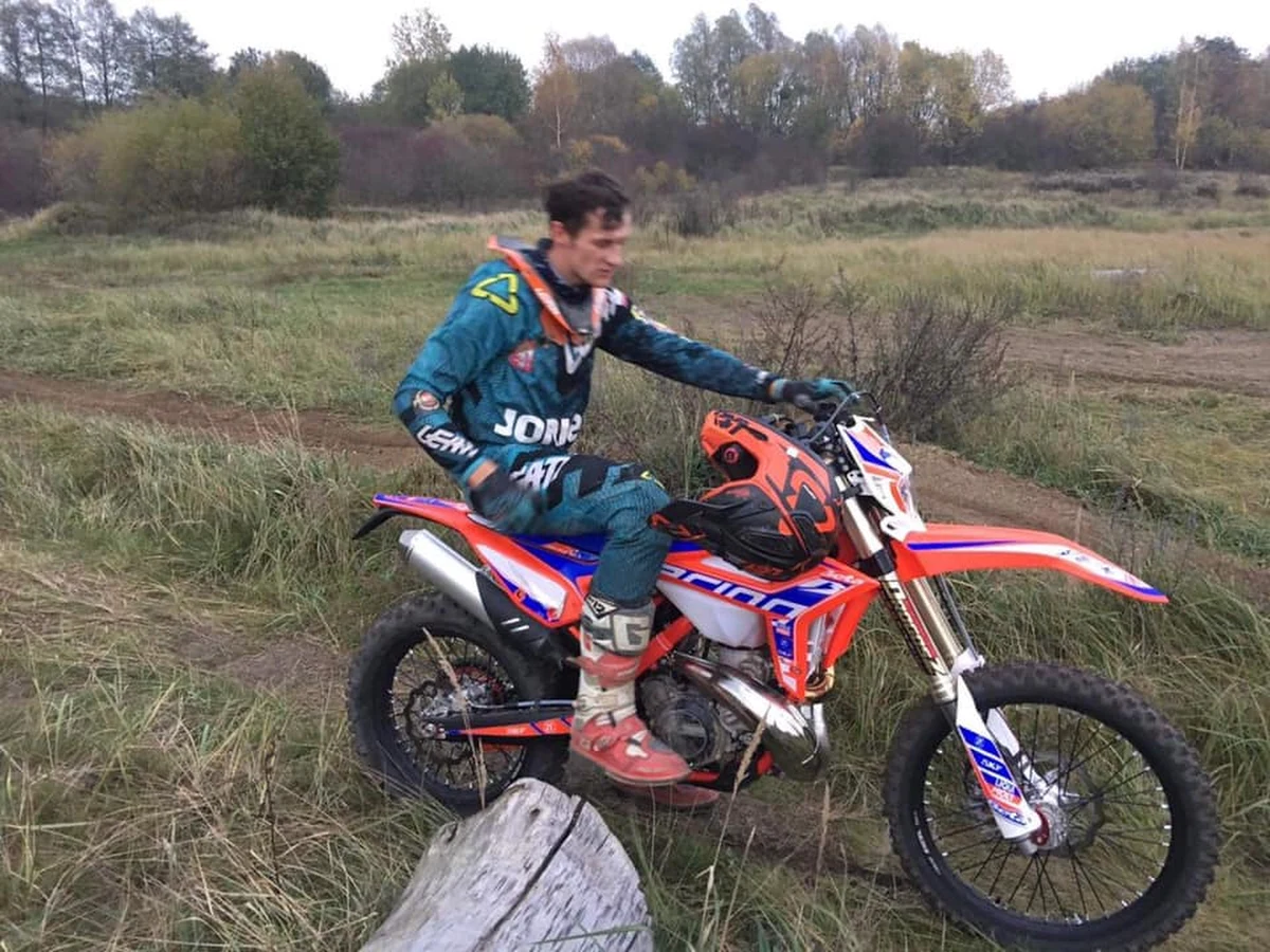 Motocyklista Emil Juszczak prosi o pomoc. W nocy w miejscowości Strzegowo skradziono samochód z całym wyposażeniem zawodnika. W żółtym Volkswagenie T5 były między innymi dwa motory Juszczaka. Jeden z nich dostał od sponsora kilkanaście godzin przed kradzieżą. Za pomoc w znalezieniu skradzionego sprzętu wyznaczono nagrodę. Po kilku godzinach poszukiwań Juszczak poinformował na swoim facebookowym profilu, o tym, że - mimo tego, że nie odnaleziono motorów - będzie mógł trenować na maszynie zastępczej.