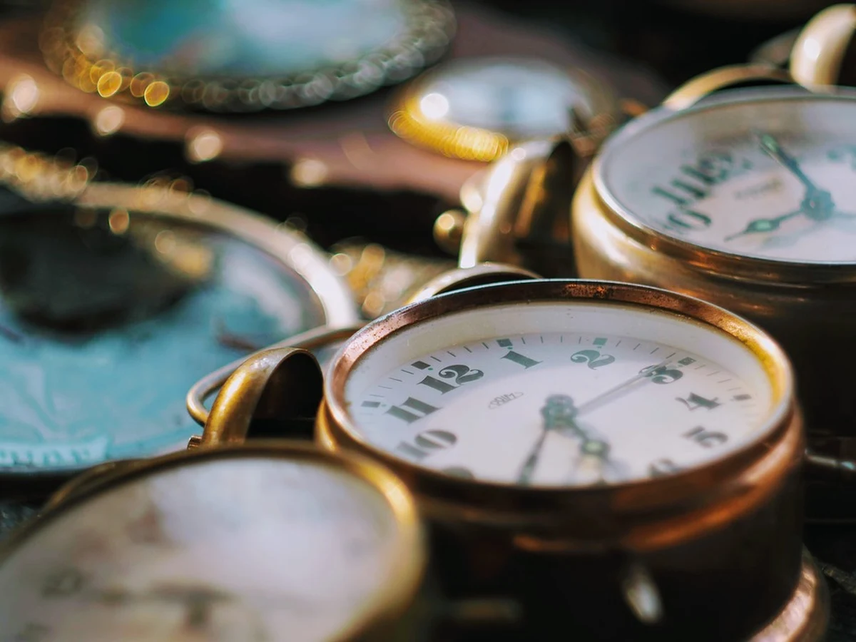 W nocy zmieniamy czas z letniego na zimowy. Będziemy spali o godzinę dłużej. Nad ranem wskazówki zegarów cofniemy z godziny 3:00 na godzinę 2:00. Do czasu letniego wrócimy w marcu przyszłego roku.