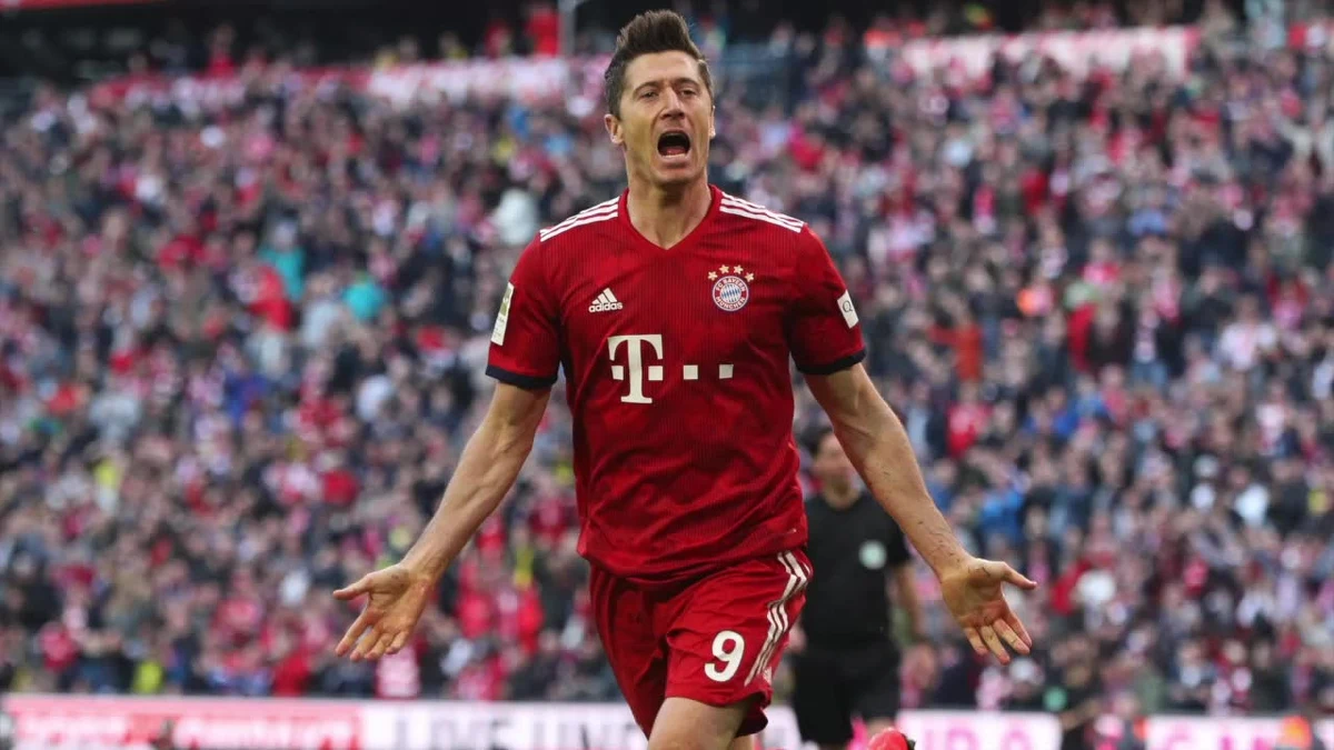 Przed meczem 9. kolejki Bundesligi, w którym Bayern Monachium podejmie Union Berlin, trener beniaminka nie szczędził komplementów polskiemu napastnikowi Robertowi Lewandowskiemu. "To klasa sama w sobie i mogę wprost powiedzieć, że to w tej chwili najlepszy środkowy napastnik na świecie. Na to miano zapracował sobie przez wiele lat" - powiedział Urs Fischer.