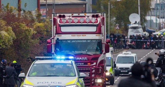 "Mamo, tato, umieram" - BBC ujawniła dramatyczną treść SMS-a młodej Wietnamki. Może być jedną z ofiar znalezionych w ciężarówce w Essex. Co więcej, większość z 39 znalezionych w niej martwych ludzi może pochodzić z Wietnamu. Organizacja reprezentująca tę społeczność w Wielkiej Brytanii dostała zdjęcia 20 osób, które zaginęły w tym czasie, gdy znaleziono ciężarówkę z ciałami. Są to osoby w wieku od 15 do 45 lat. Brytyjska policja zastrzega, że identyfikacja ofiar to długotrwały proces. Jednocześnie poinformowała o zatrzymaniu w tej sprawie czwartej osoby.  