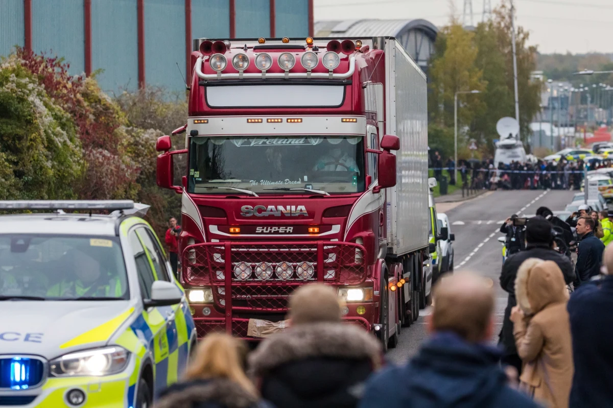 Jak informuje irlandzka policja, w sobotę zatrzymano dwudziestokilkuletniego mężczyznę. To już piąta osoba zatrzymana w związku z podejrzeniem o związki ze śmiercią 39 ludzi znalezionych w środę w naczepie ciężarówki w południowo-wschodniej Anglii. 