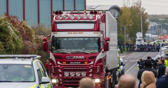 Jak informuje irlandzka policja, w sobotę zatrzymano dwudziestokilkuletniego mężczyznę. To już piąta osoba zatrzymana w związku z podejrzeniem o związki ze śmiercią 39 ludzi znalezionych w środę w naczepie ciężarówki w południowo-wschodniej Anglii. 