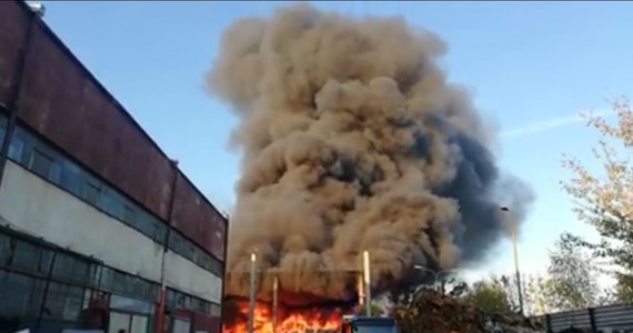 Pożar, który wybuchł w bytomskiej dzielnicy Stroszek, objął składowane na terenie nieczynnego zakładu odpady tekstylne. "Decyzja zezwalająca na ich składowanie w tym miejscu została cofnięta ponad miesiąc temu, a firma była zobowiązana do uprzątnięcia odpadów" - podał prezydent miasta.