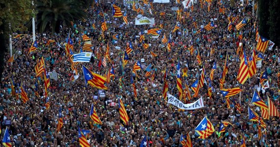 Kilkaset tysięcy osób wzięło udział w sobotnich manifestacjach w Hiszpanii. Demonstracji było kilkanaście. Zebrali się zarówno zwolennicy i przeciwnicy odłączenia się Katalonii od Hiszpanii. Największa demonstracja zwolenników jedności kraju odbyła się w Madrycie, a separatystów – w Barcelonie.