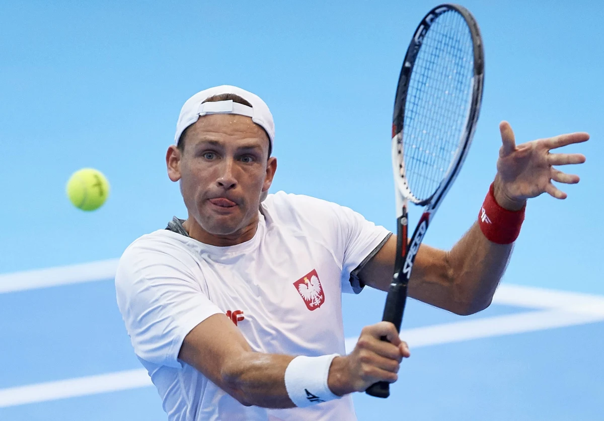 Najwyżej rozstawieni Łukasz Kubot i Brazylijczyk Marcelo Melo pokonali Francuzów Pierre'a-Hugues'a Herberta i Nicolasa Mahut'a 6:4, 6:4 w półfinale debla tenisowego turnieju ATP w Wiedniu. W finale singla zagrają Diego Schwartzman i Dominic Thiem.