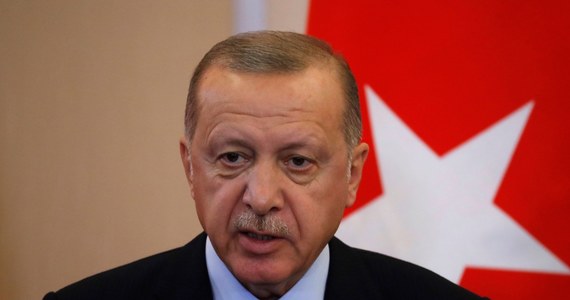 Prezydent Turcji Recep Tayyip Erdogan zagroził, że Turcja oczyści przygraniczny obszar na północy Syrii z bojowników kurdyjskich milicji YPG. Dodał, że spełni tę groźbę, jeśli Rosja nie wypełni swoich zobowiązań w ramach porozumienia z Soczi.
