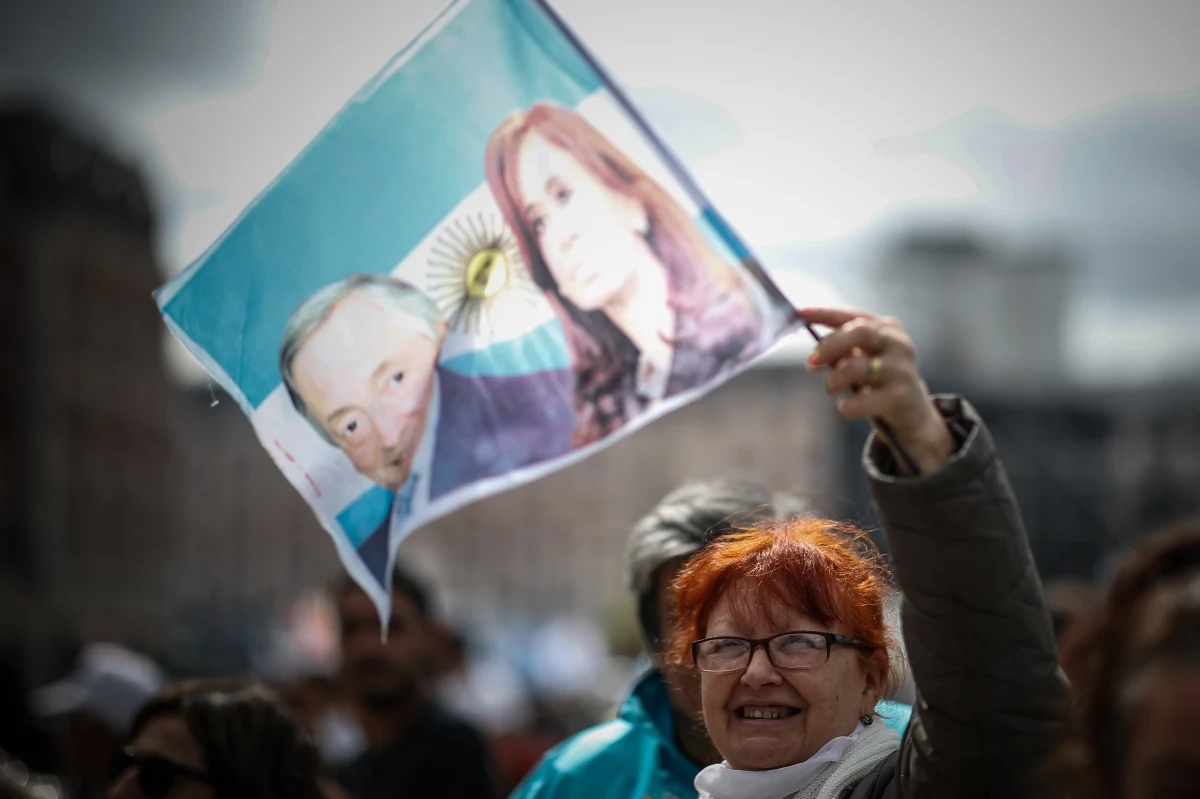 Argentyńczycy wybierają prezydenta. Główni rywale to obecny szef państwa, konserwatywny liberał Mauricio Macri i kandydat centrolewicowych peronistów Alberto Fernandez. W kraju trwa najgorszy od blisko 20 lat kryzys ekonomiczny.
