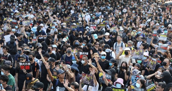 Protesty przeciwko brutalności policji zostały rozpędzone przez hongkońskich mundurowych. W dzielnicy Kowloon na ulice wyszło tysiące demonstrantów, wielu z nich miało na twarzach maski.