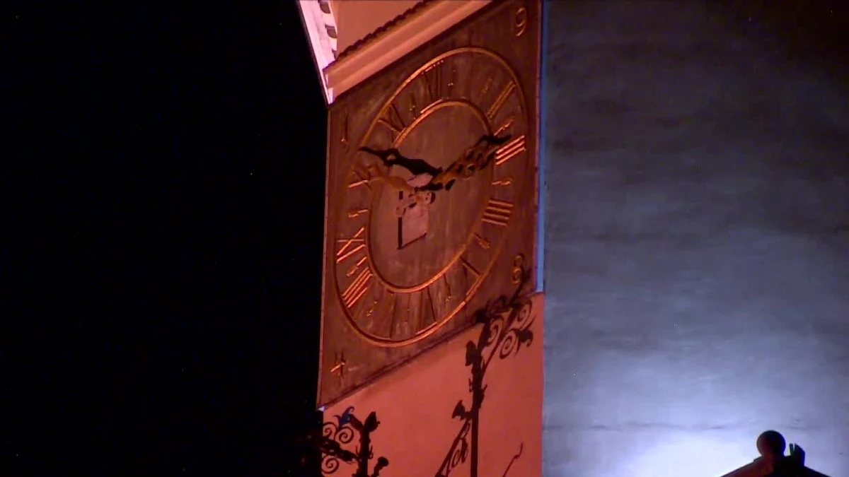 Dzisiaj w nocy spaliśmy godzinę dłużej. Wszystko przez zmianę czasu z letniego na zimowy. Zegarki zostały przestawione z godziny 3 na 2. Była to jedna z ostatnich zmian czasu, bo Unia Europejska planuje je zlikwidować.