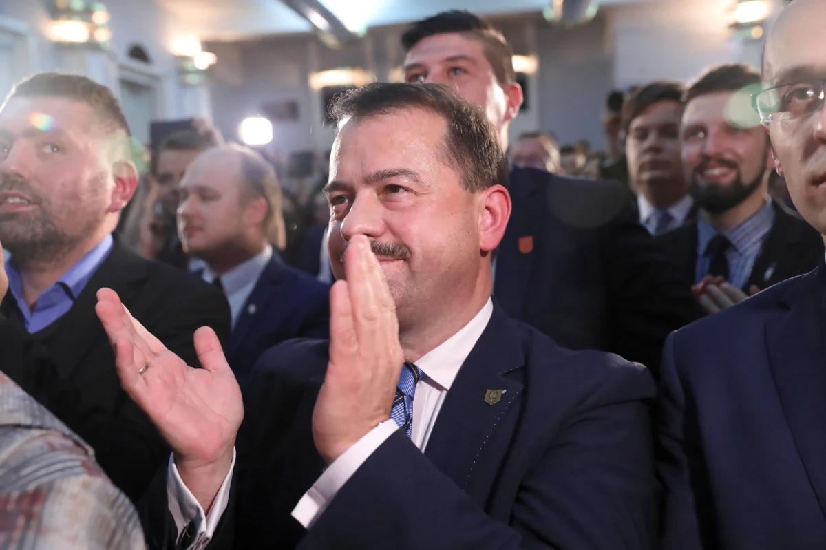 "Przepraszam i do końca życia będę przepraszał" - pisze Artur Zawisza na portalu społecznościowym. Polityk w piątek rano potrącił rowerzystkę. Jechał samochodem, mimo że kilka lat temu stracił prawo jazdy. Wieczorem tego samego dnia były poseł został zatrzymany za kierownicą ponownie, a jego auto drugi raz tego dnia zostało odholowane na parking. 